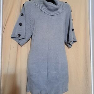 Short sleeve grey knit sweater, button detail on sleeves, size: M